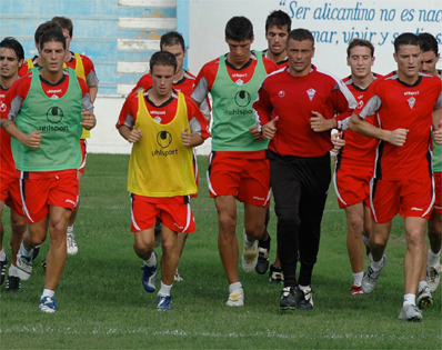 EL ALICANTE YA SUDA LA CAMISETA